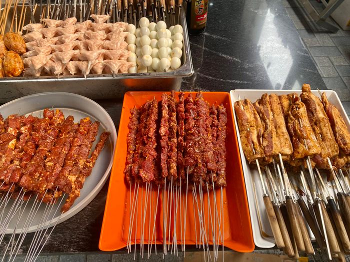 Khám phá không gian và món ăn tại Shang Quán, nơi bạn sẽ thưởng thức những món nướng tuyệt vời với hương vị Trung Hoa đặc sắc.