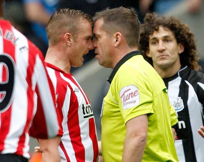 Lee Cattermole - 'Cơn lốc đỏ' khiến cả trọng tài phải khiếp sợ ảnh 1