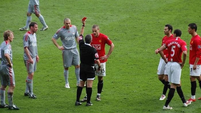 'Vua nhận thẻ đỏ' của hàng phòng ngự Manchester United ảnh 2