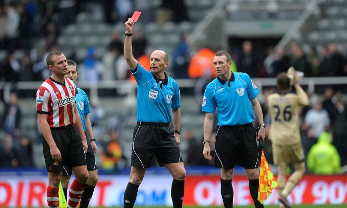 'Vua tắm sớm' Premier League với bộ sưu tập thẻ đỏ đáng nể ảnh 2