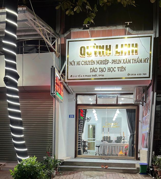 Học viên thực hành cùng chuyên gia tại Quỳnh Linh Beauty Academy