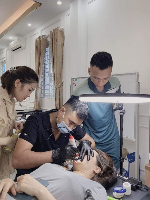 Học viên thực hành kỹ thuật phun xăm tại Huyên Huyên Academy