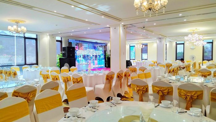 Không gian ấm cúng với ánh sáng vàng tại The Paradise Restaurant