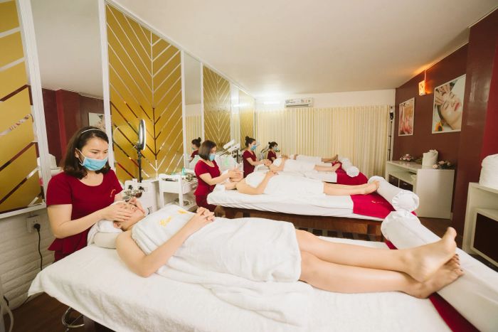 Ảnh 2 - Trung Tâm Đào Tạo Thẩm Mỹ Cẩm Anh: Học viên thực hành dưới sự hướng dẫn của chuyên gia