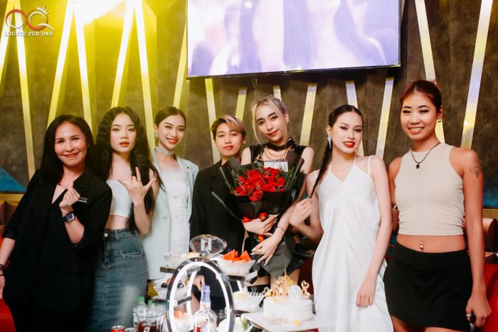 Hình ảnh ấn tượng về không gian giải trí tại OQ Lounge Pub DnD