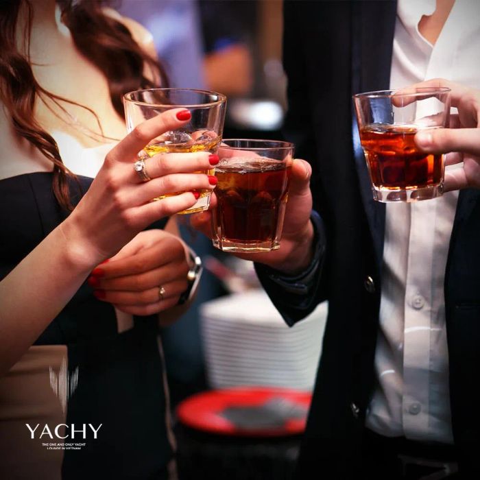 Không gian sang trọng và view thành phố tuyệt đẹp tại YACHY