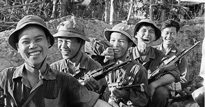 Hình ảnh minh họa số 4: Tình đồng đội thời chiến