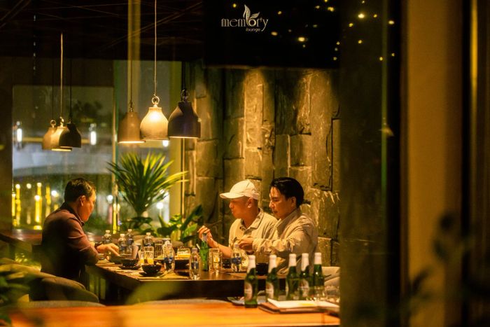 Hình ảnh thực đơn đẳng cấp và view đêm tại Memory Lounge