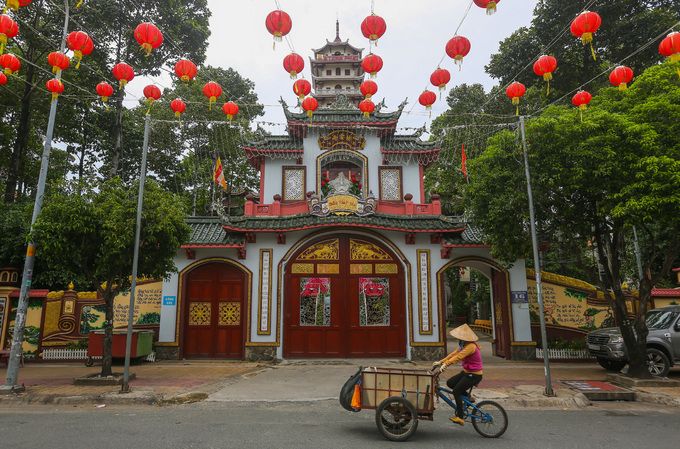 Chùa Pháp Vân ảnh 1 – Chính điện rực rỡ giữa không gian thanh tịnh