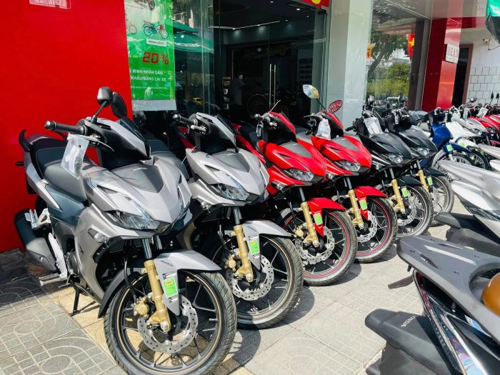 Khám phá không gian hiện đại và kho xe đa dạng tại Xe Máy Lộc Ngân qua hình ảnh thực tế.