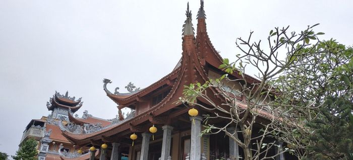Chùa Pháp Vân ảnh 2 – Tam quan ba tầng khắc họa hồn Việt