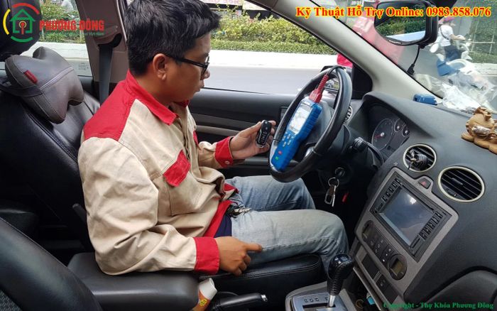 Hình ảnh đội ngũ kỹ thuật viên Sửa Khóa Phương Đông làm việc chuyên nghiệp