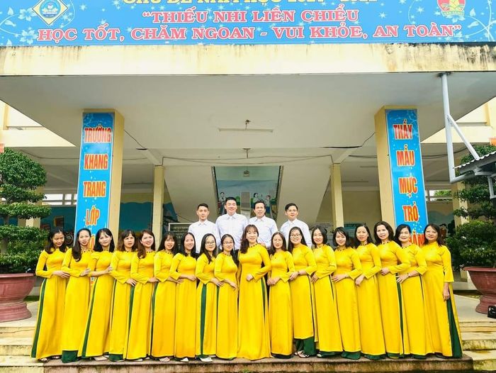 Ảnh 2: Ngôi trường Tiểu học Võ Thị Sáu với kiến trúc khang trang, không gian xanh mát