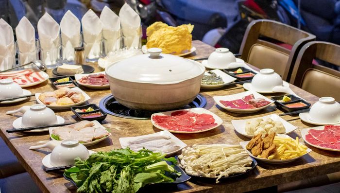 Không gian ấm cúng và nồi lẩu nấm thơm ngon tại Lẩu Nấm Trần Phố (Ảnh 1)