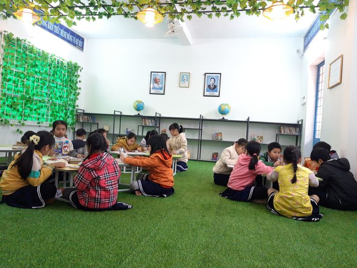 Ảnh 2: Khuôn viên xanh mát và cơ sở vật chất hiện đại của Trường Tiểu học Trưng Nữ Vương