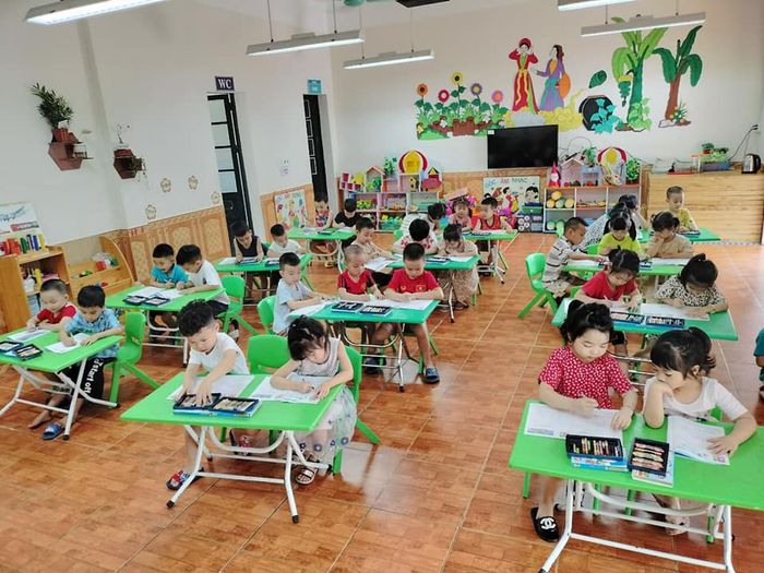 Hình ảnh lớp học hiện đại tại Trường Mầm non Hoa Hồng