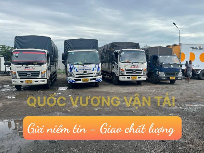 Hình ảnh đội ngũ và cơ sở vật chất của Công ty Vận Tải Quốc Vương