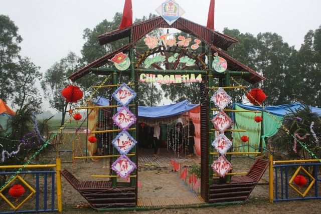 Cổng Trại Mang Không Khí Mùa Xuân - Hình Ảnh 1