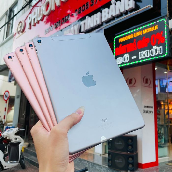 Phương Linh Mobile ảnh 1 – Không gian cửa hàng thân thiện, đầy đủ thiết bị và phụ kiện chất lượng.