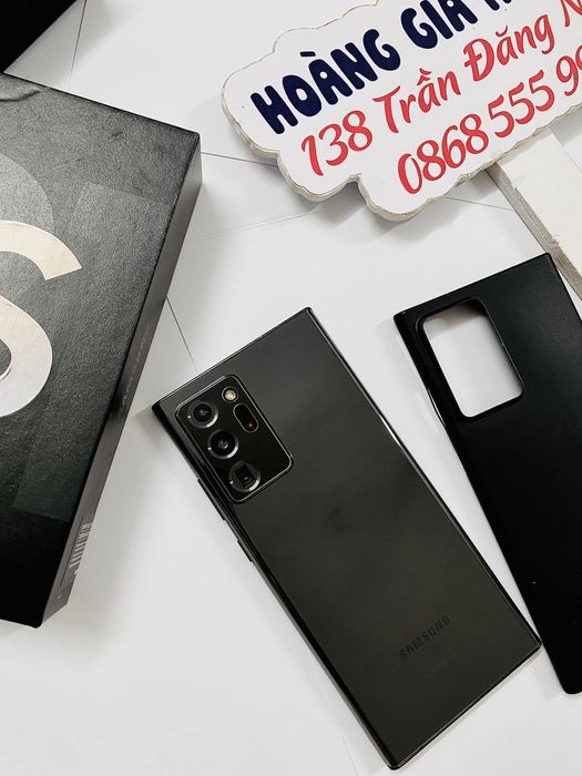 Hình ảnh thứ hai ghi lại không gian mua sắm tại Hoàng Gia Mobile