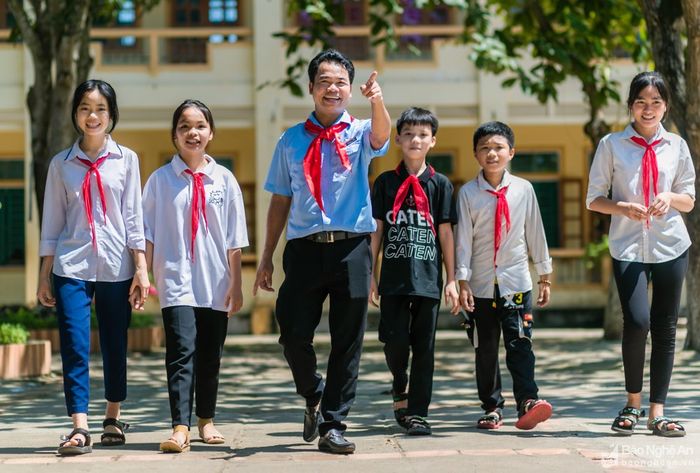 Hình ảnh minh họa chân dung thầy cô phụ trách Đội (Nguồn: internet)