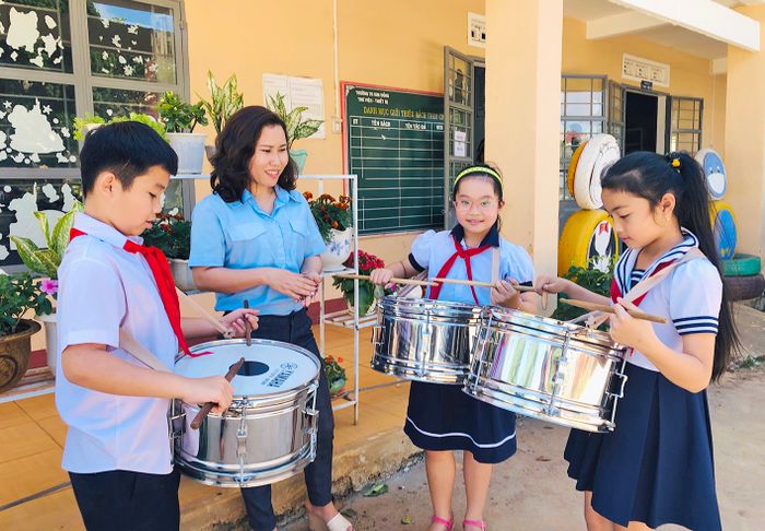 Hình ảnh minh họa cô tổng phụ trách Đội (Nguồn: internet)