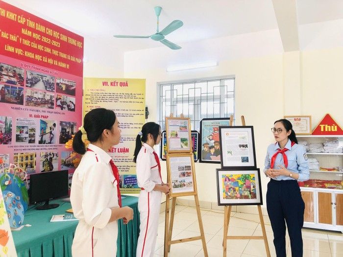 Hình ảnh minh họa thầy cô phụ trách Đội (Nguồn: internet)