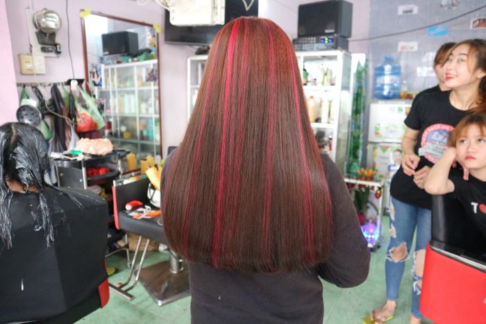 Hình ảnh thực tế về phong cách làm việc chuyên nghiệp tại Salon Minh Siêu