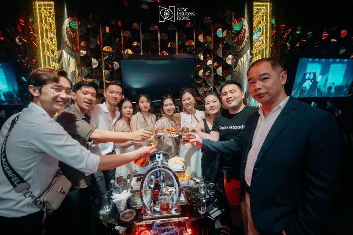 Không Gian Sống Động Tại New Phương Đông Club