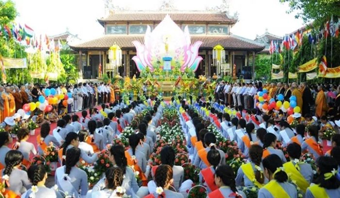Hình ảnh minh họa nghi lễ tắm Phật trong ngày lễ Phật Đản (Nguồn: Internet)