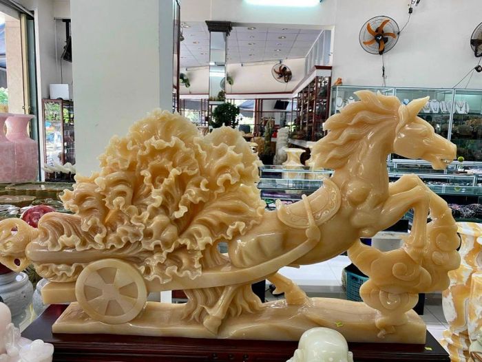 Tác phẩm điêu khắc đá nghệ thuật tại Long Huỳnh - Ảnh 1