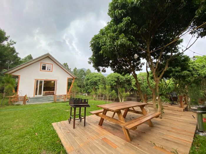 Góc thư giãn lý tưởng với view thung lũng từ Nhà Bên Rừng - U Lesa