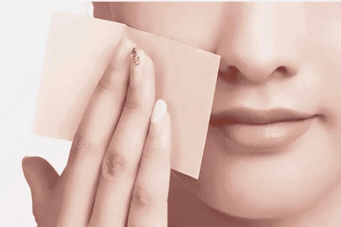 Dùng giấy thấm mồ hôi trước khi chụp ảnh - 1