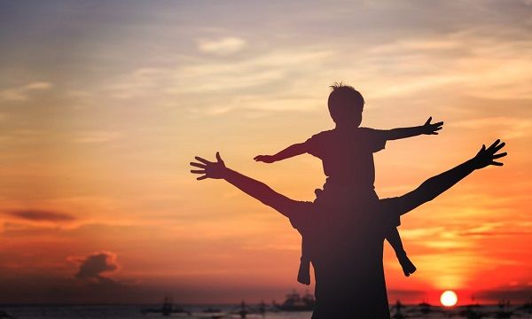 Ảnh minh họa: Hình ảnh người cha dân tộc Tày với con (Nguồn: internet)