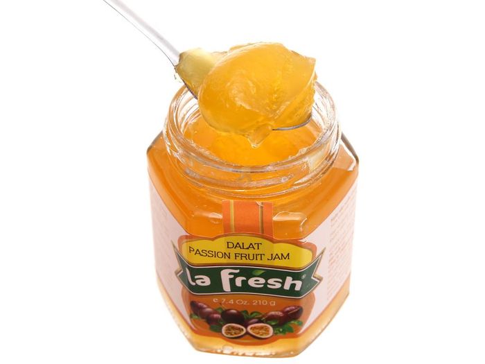Hình ảnh mứt chanh dây La Fresh dùng với bánh mì