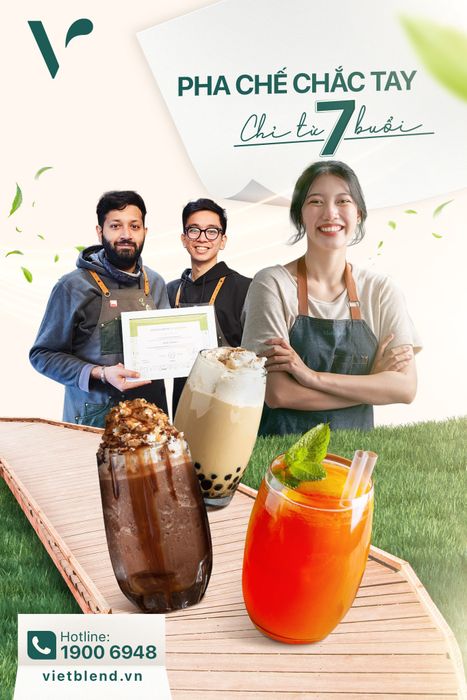 Trung Tâm Đào Tạo Pha Chế Vietblend ảnh 2 - Hình ảnh sống động ghi lại khoảnh khắc học viên say mê thực hành pha chế dưới sự hướng dẫn tận tâm