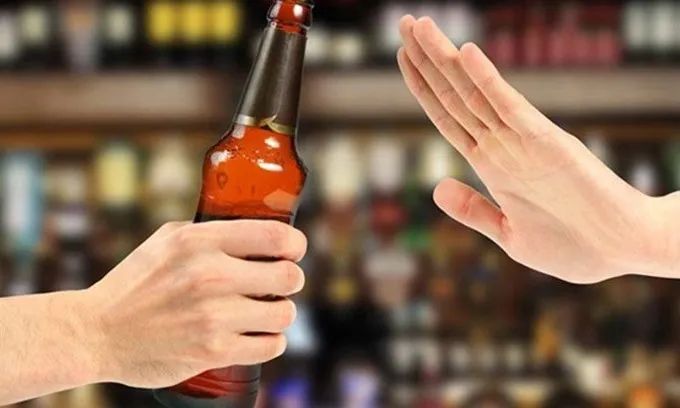 Uống đủ nước và tránh rượu bia vài ngày trước khi chụp - Ảnh 1