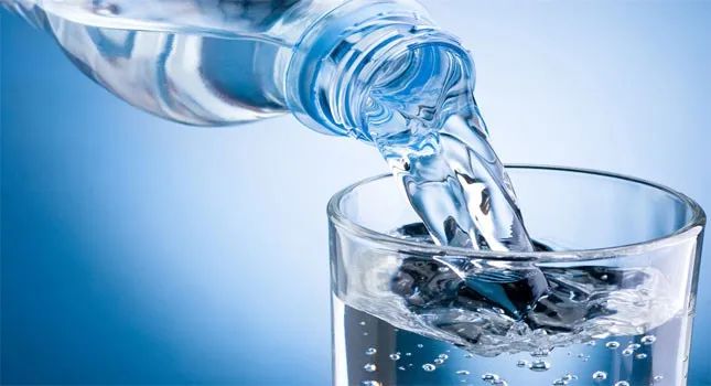 Uống đủ nước và tránh rượu bia vài đêm trước khi chụp - Ảnh 2