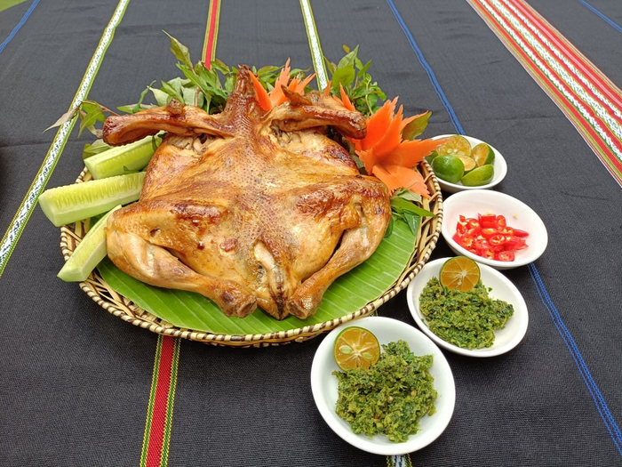 Góc nhìn toàn cảnh nhà hàng Tơ Nưng bên hồ nước thơ mộng