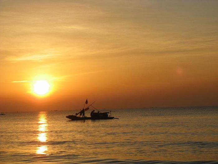 Khổ thơ đầu của 'Tràng giang' mở ra một không gian sông nước mênh mông, nhưng đồng thời cũng là một không gian của những nỗi buồn chồng chất. Cảnh vật không chỉ được miêu tả qua những con sóng gợn, thuyền xuôi, mà còn ẩn chứa một cảm giác trôi nổi, vô định. Những từ láy như 'điệp điệp' và 'song song' mang đậm ảnh hưởng của thơ Đường, nhưng cũng khắc họa sự mênh mang, vô tận trong tâm hồn người đọc, tạo nên một không khí đầy tâm trạng và cô đơn.