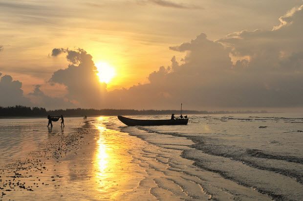 Mở đầu bài thơ, Huy Cận đã khắc họa một không gian bao la, trầm buồn với 'Sóng gợn tràng giang buồn điệp điệp'. Những con sóng nhẹ nhàng lăn tăn, không ngừng nghỉ trên mặt nước như làn sóng tình cảm trong lòng tác giả. 'Điệp điệp' là từ ngữ thể hiện sự lặp lại không ngừng của nỗi buồn, như những lớp sóng không bao giờ kết thúc. Hình ảnh 'Con thuyền xuôi mái nước song song' lại thể hiện sự bất lực của kiếp người, trôi dạt theo dòng đời mà không biết đâu là bến bờ. Mối liên kết giữa sóng và thuyền chính là hình ảnh của nỗi buồn triền miên, khiến người đọc cảm nhận được một sự lênh đênh, lạc lõng trong dòng chảy của cuộc sống.