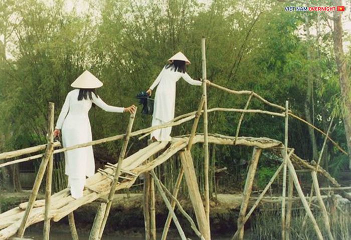 Tranh minh họa: Biểu tượng 'cầu dải yếm' trong nghệ thuật dân gian (Nguồn: Di sản văn hóa Việt Nam)