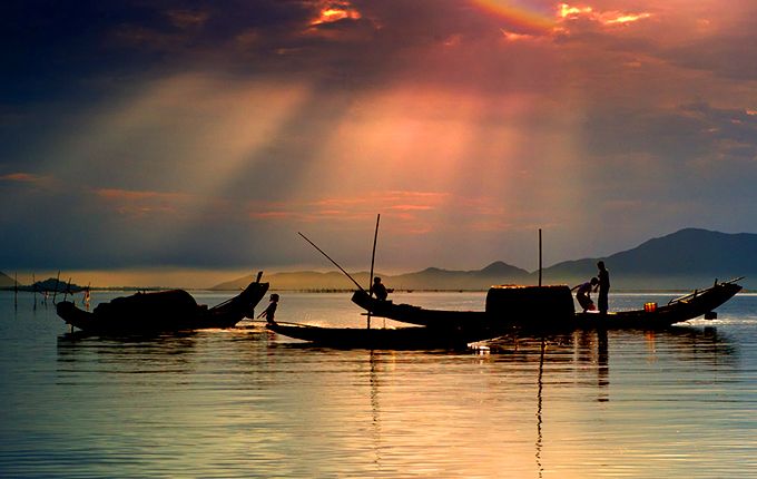 Huy Cận, một trong những nhà thơ tiêu biểu của phong trào thơ Mới, đã để lại dấu ấn sâu đậm trong lòng người đọc qua những tác phẩm thể hiện sự kết hợp giữa vẻ đẹp thiên nhiên và nỗi buồn nhân thế. Trong số đó, bài thơ