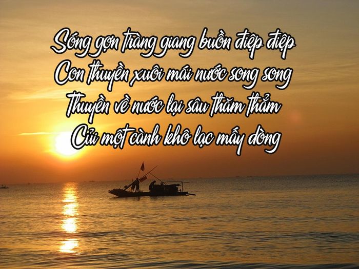 Khổ thơ đầu tiên của 'Tràng giang' mở ra một không gian trống vắng, mênh mông, nơi nỗi buồn của tác giả được phản chiếu qua những hình ảnh sóng vỗ, thuyền xuôi mái, nước chảy, và củi khô lạc loài. Hình ảnh 'Sóng gợn Tràng Giang buồn điệp điệp' thể hiện một nỗi buồn vô tận, trải dài như những lớp sóng không bao giờ ngừng nghỉ. Con thuyền xuôi mái, trôi dạt theo dòng nước, như hình ảnh một kiếp người bất lực, lạc lõng, buông trôi trong không gian vũ trụ rộng lớn. 'Củi một cành khô lạc mấy dòng' là hình ảnh đầy ám ảnh về kiếp người trôi nổi, đơn độc giữa dòng đời vô định.