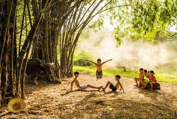 Hình ảnh minh họa: Khoảnh khắc xúc động khi nhận được sự giúp đỡ từ người bạn thân (Nguồn: Internet)