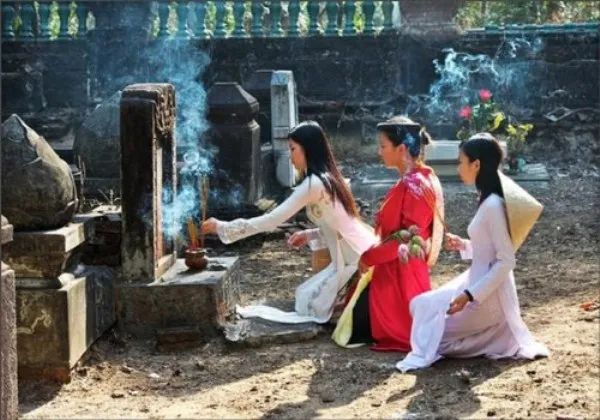 Hình ảnh minh họa: Khung cảnh tảo mộ đầu xuân với những bông hoa cúc vàng tươi thắm đặt trước bia mộ, xung quanh là làn khói hương trầm mờ ảo. (Nguồn: Internet)