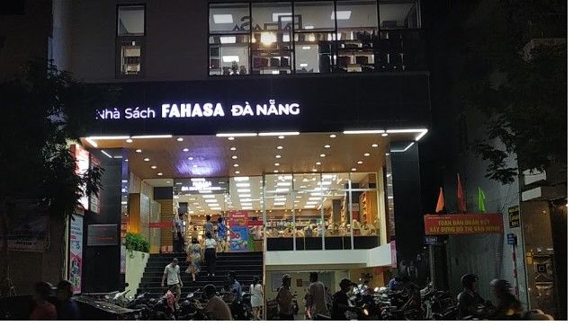 Góc đọc sách sang trọng tại Nhà sách FAHASA - Ảnh 2