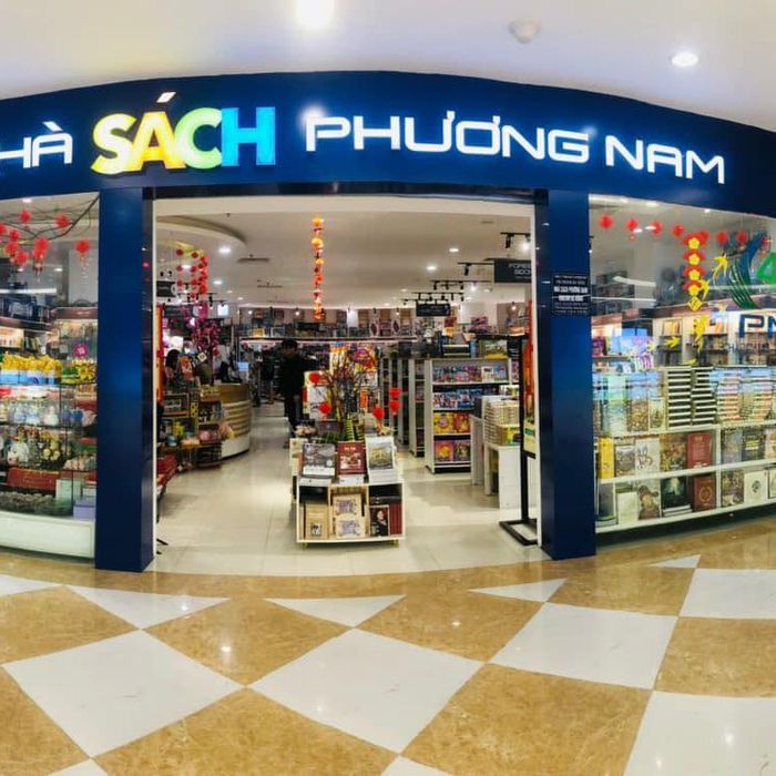 Kệ sách nghệ thuật tại Nhà Sách Phương Nam - Ảnh 3