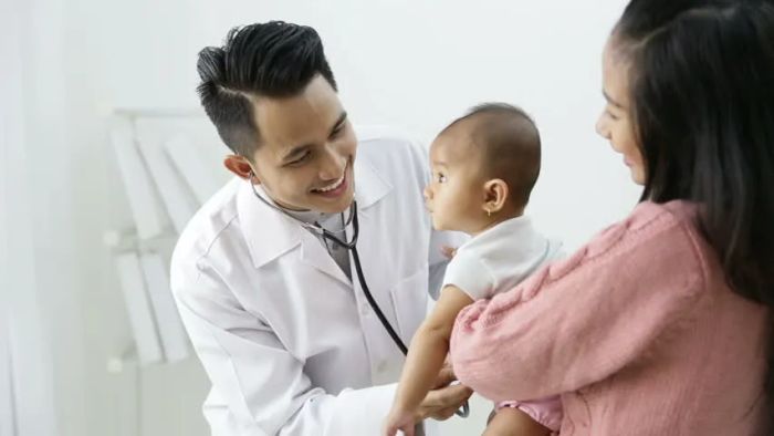 Hình ảnh minh họa bác sĩ khám bệnh cho trẻ em (Nguồn: internet)