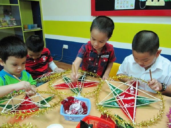 Khoảnh khắc tự hào: Những chiếc đèn lồng tự tay các bé làm ra